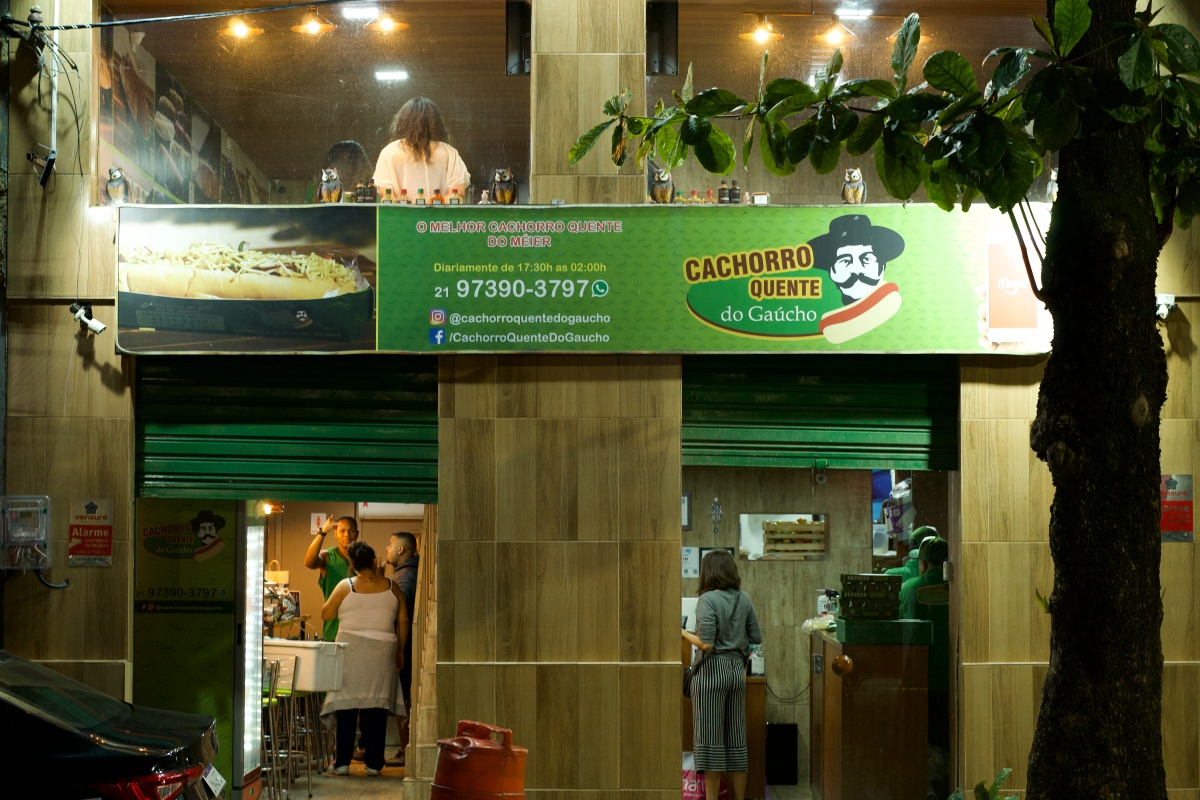 Cachorro-Quente de Linguiça Defumada (estilo Food Truck